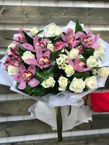 Букет цветов из: Розы и Хризантемы в Суркуле