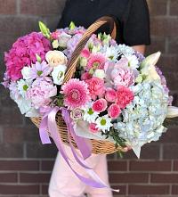 Композиция солнечный день в Суркуле Цветочная композиция из Розы, Хризантемы, Пионы и Лизиантусы в корзине в Суркуле