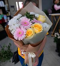 Букет цветов из:  Герберы, Розы и Хризантемы в Суркуле