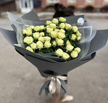 Букет Белые кустовые розы Солинеро в Суркуле