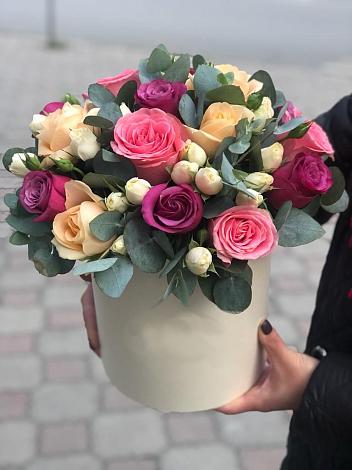 Цветочная композиция из Розы в шляпной коробке в Суркуле