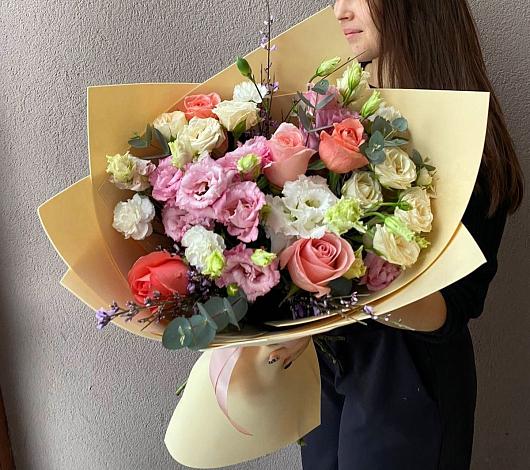 Букет цветов из: Розы, Лизиантусы и Гвоздики в Суркуле